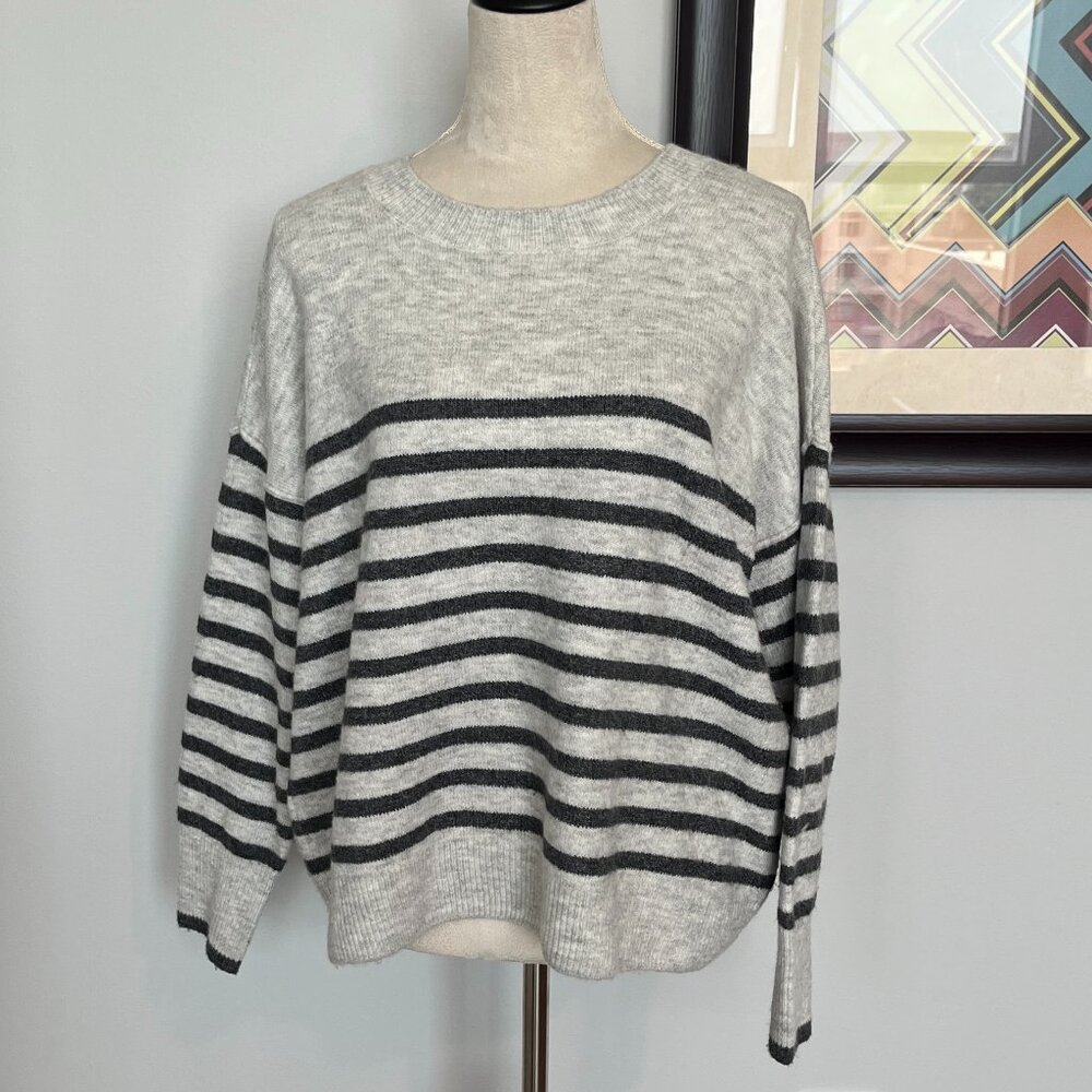Vince Camuto Gray Striped Crewneck Sweater L